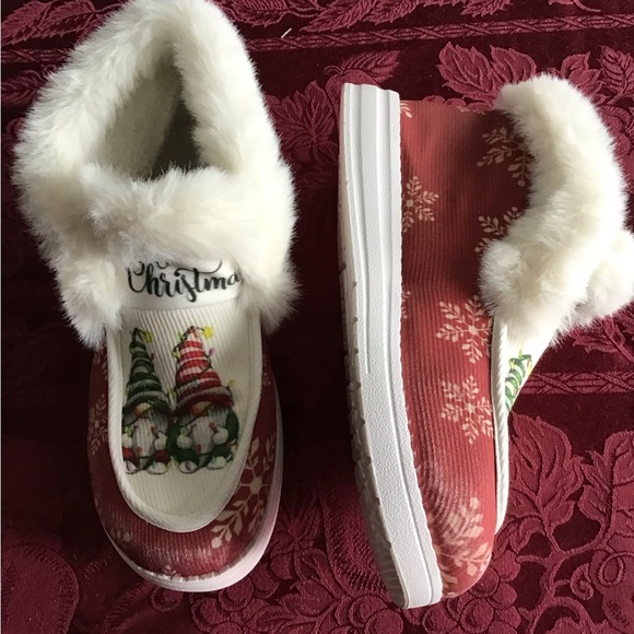 Christmas Gnome Slippers with Faux Fur - Picture 2 of 4